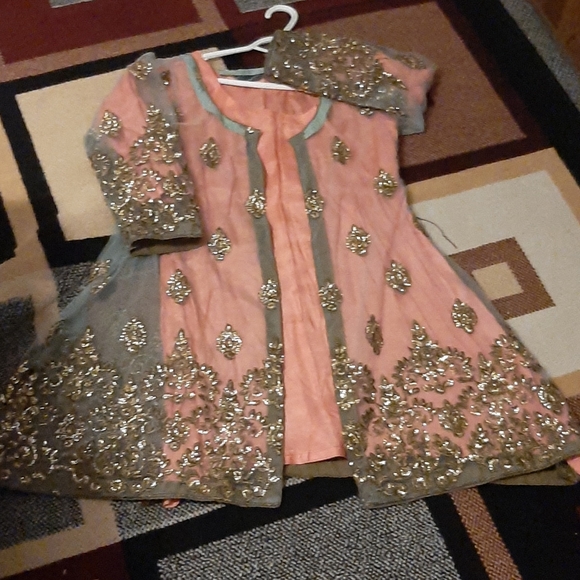 Dresses - Picture 2 of 4